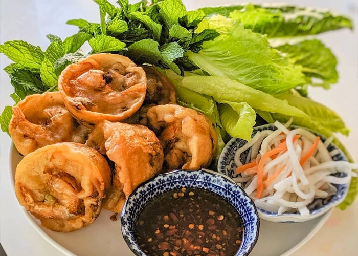 Bánh cống vàng rụm với nhân tôm béo ngậy