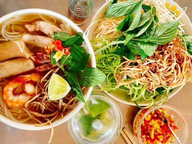 Bún nước lèo Sóc Trăng được trình bày tinh tế