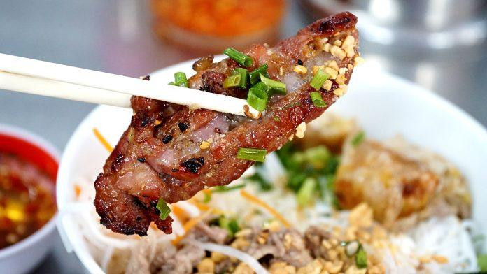 Bún thịt nướng với đầy đủ hương vị.