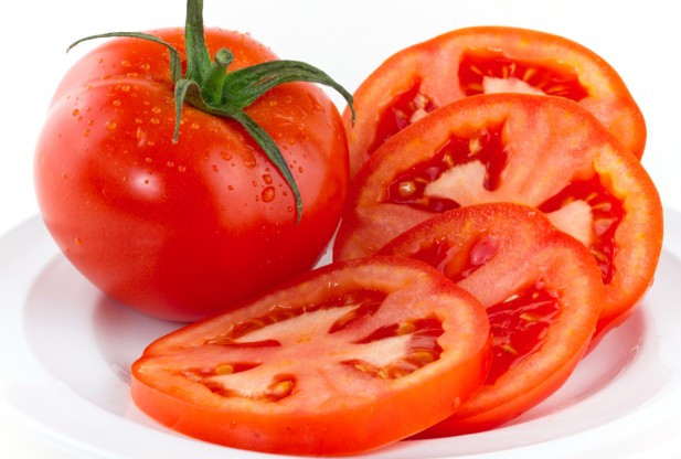 Cà chua để trên bát nhằm bảo quản ở nhiệt độ phòng