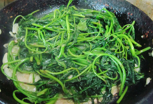 Cách làm món rau khoai lang xào tỏi thơm ngon, đậm vị
