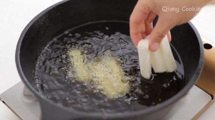 Cách làm món khoai tây chiên giòn tan tại nhà với sốt phô mai béo ngậy