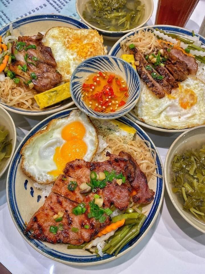 Cơm tấm với miếng sườn nướng thơm ngon.