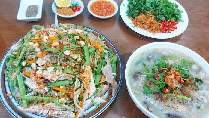 Gỏi gà rau nhút thanh mát, chua ngọt nhẹ nhàng