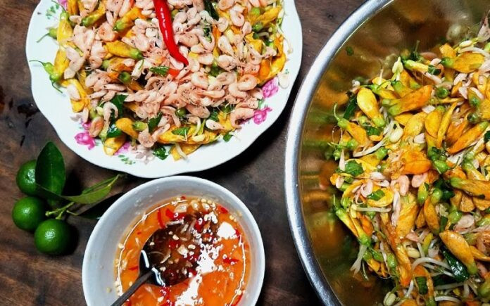 Gỏi tép bông điên điển dân dã, đậm đà miền sông nước