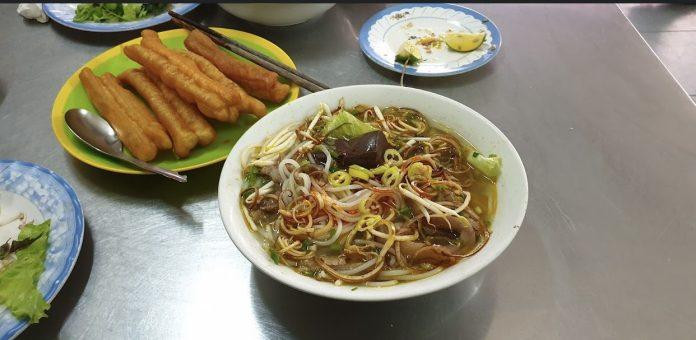 Hấp dẫn tô bún bò Huế tại quán Phương Anh