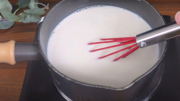 Hỗn hợp bánh flan sau khi lọc qua rây để đảm bảo độ mịn