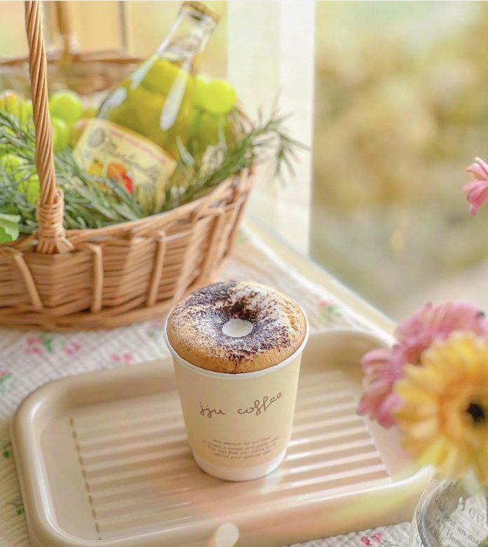 Không gian mộc mạc tại JJu Coffee.