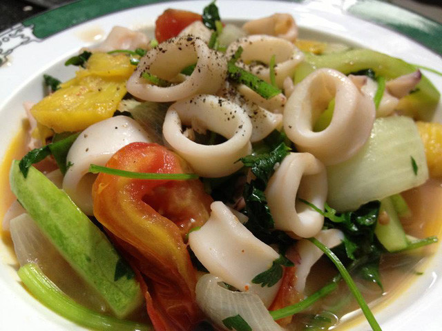Mẹo &#8220;thần thánh&#8221; xào mực giòn sần sật, thơm ngọt, không chảy nước