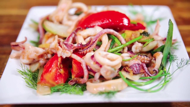 Mẹo &#8220;thần thánh&#8221; xào mực giòn sần sật, thơm ngọt, không chảy nước