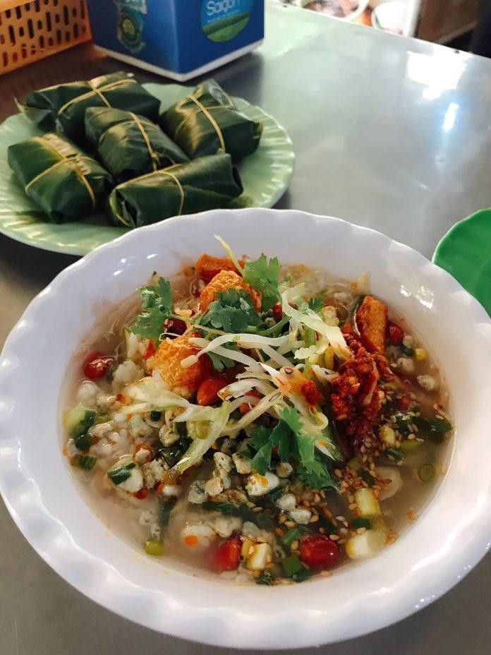 Món cơm hến thơm ngon tại quán bà Hòa