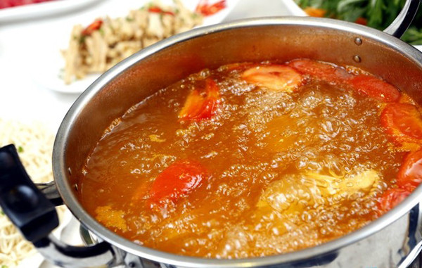 Nhóm bạn đang thưởng thức món lẩu cùng nhau