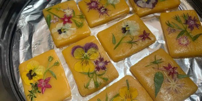 Những miếng bánh đã được cắt và trang trí hoa cẩn thận (Ảnh: Bếp Nhà Uyên)