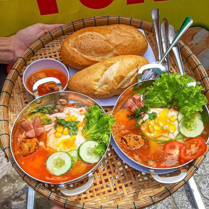 Phần bánh mì chảo bắt mắt đầy đủ topping.