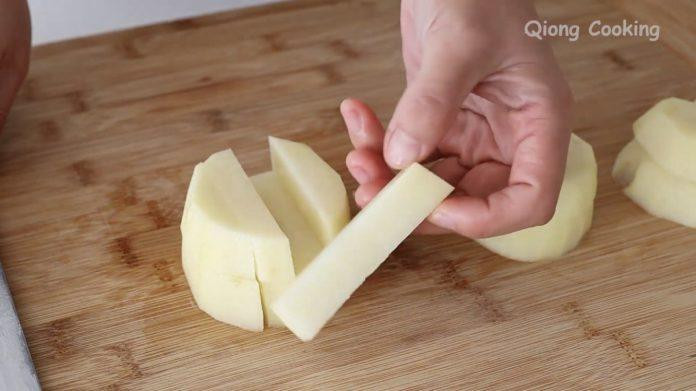 Sơ chế khoai tây tạo hình thanh dài vừa ăn