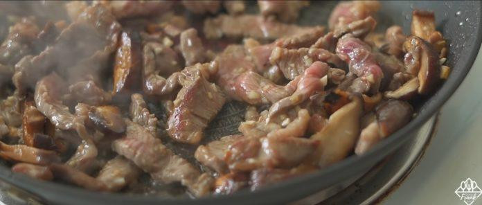 Sơ chế nguyên liệu. Nguồn: YouTube Culinary Frank