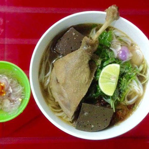 Thịt vịt mềm ngon, nước lèo cay nhẹ, mang đậm hương vị miền Tây