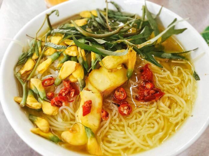 Tô bún cá Châu Đốc đầy đặn với cá lóc, bún, hoa điên điển và heo quay