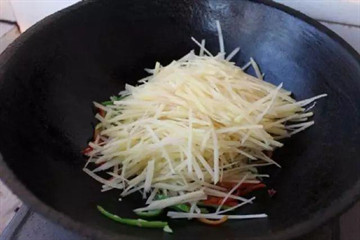 Xào khoai tây với lửa lớn