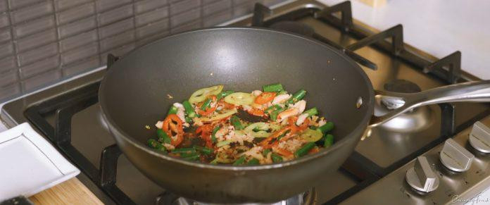 Xào thịt cua cùng ớt chuông và đậu que. Nguồn: YouTube Culinary Frank