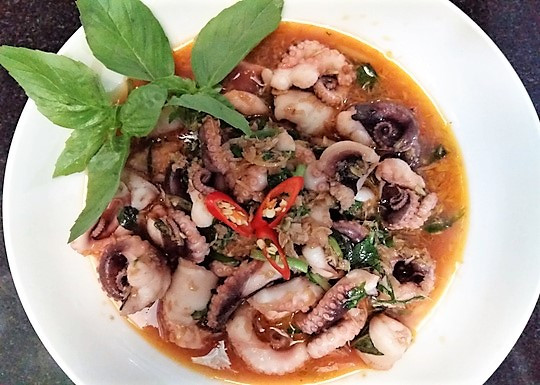 Bạch tuộc xào sả ớt đạt độ hoàn hảo với sắc màu hài hòa, hương thơm quyến rũ