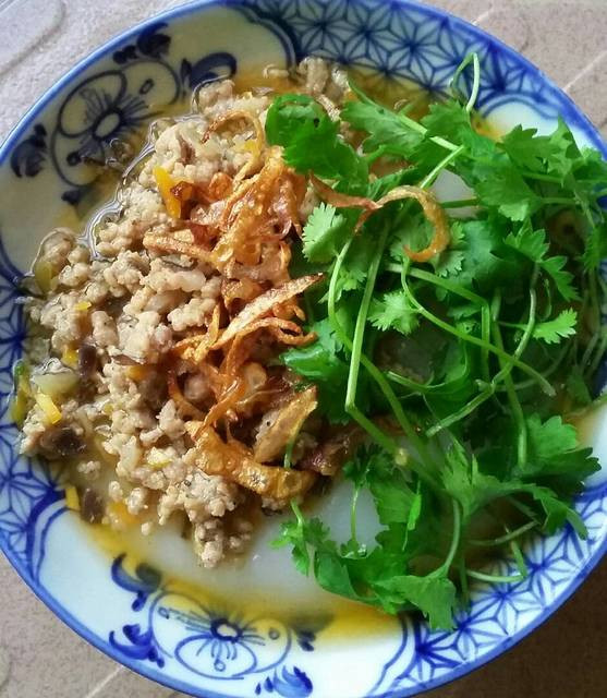 Bánh đúc nóng mềm dẻo ăn cùng thịt băm, hành phi và nước mắm chua ngọt