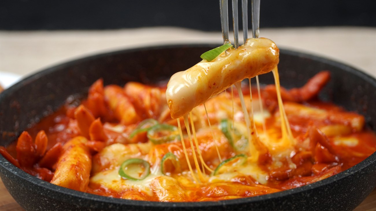 Bánh gạo xào gà cay phô mai Hàn Quốc