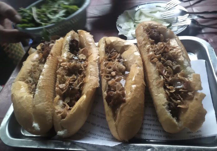 Bánh mì pate Đò Quan giòn rụm, ngon tròn vị