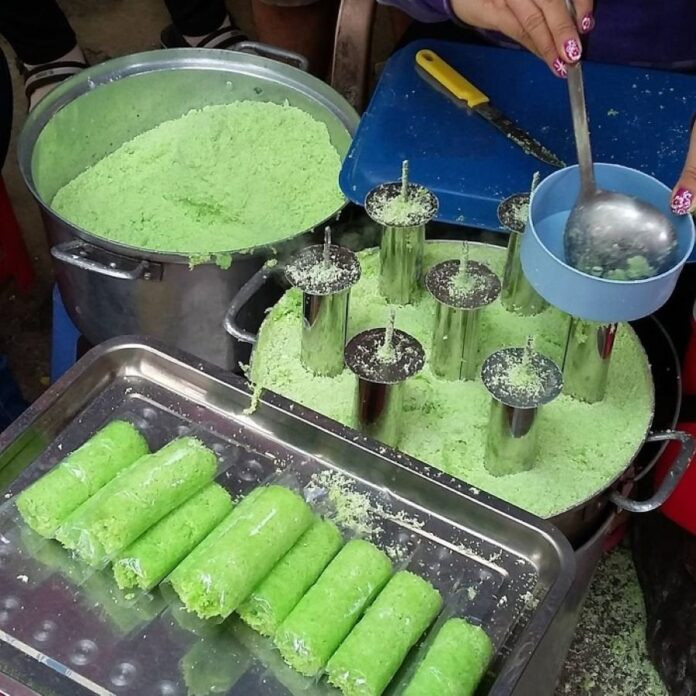 Bánh ống hấp dẫn với màu xanh lá và dừa nạo phủ lên mặt