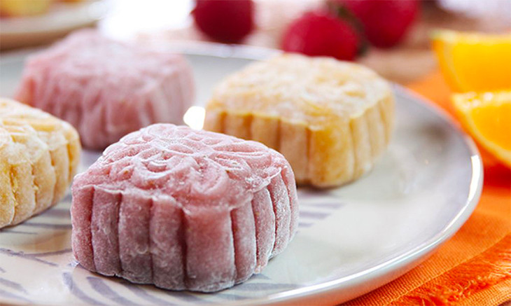 Bánh trung thu nhân trái cây mang màu sắc tươi sáng, vị dẻo mềm, thích hợp cho mọi thành viên trong gia đình
