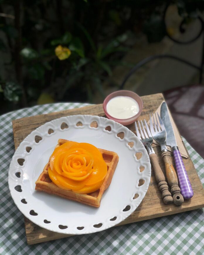 Bánh waffle thơm ngon đặc trưng tại Cá Nóc Café