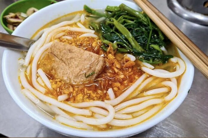 Bát bún đũa nóng hổi chan nước dùng ngọt thanh