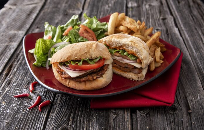 Bifana – bánh sandwich thịt lợn hầm đậm vị, món ăn nhanh quốc dân của người Bồ