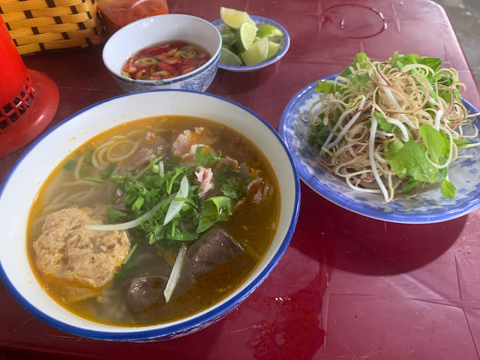 Bún bò Huế O Châu đầy sắc màu với nhiều topping