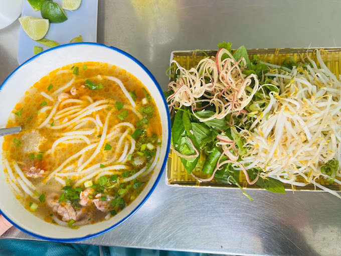 Bún bò Huế O Lê đậm vị Huế với thịt bò, chả và rau sống
