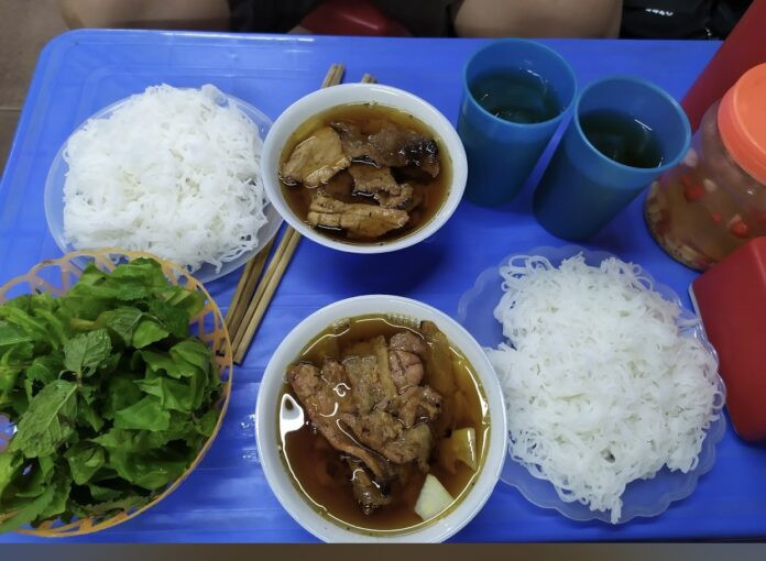 Bún chả giá bình dân, ngon miệng tại Ngọc Dung