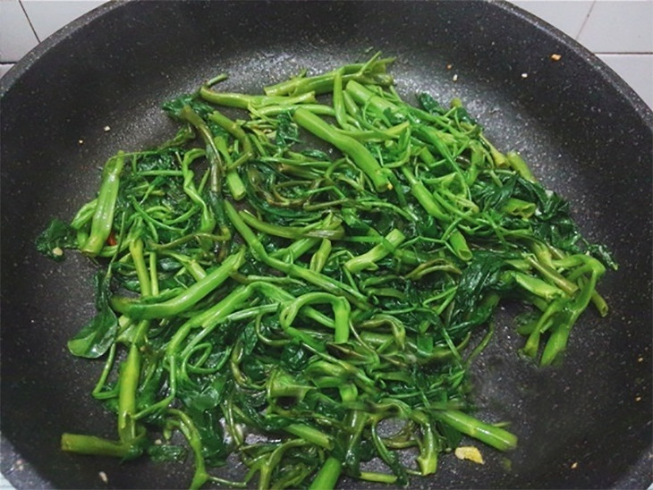 Cách xào rau muống giữ được màu xanh