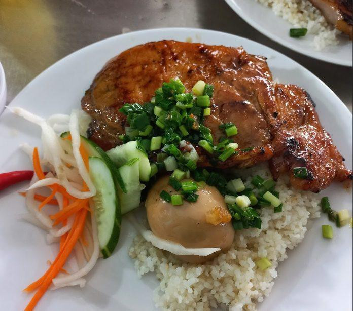 Cơm tấm sườn thịt kho của quán