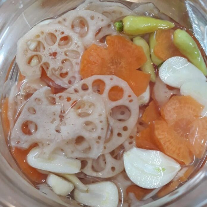 Củ sen trong vắt, cà rốt tươi giòn, điểm xuyết màu đỏ của ớt tạo nên món ăn hấp dẫn