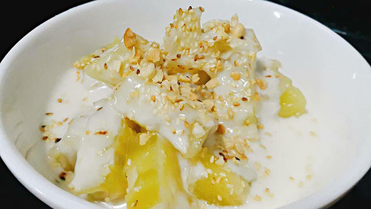 Đĩa bánh chuối hấp nước cốt dừa trình bày đẹp mắt