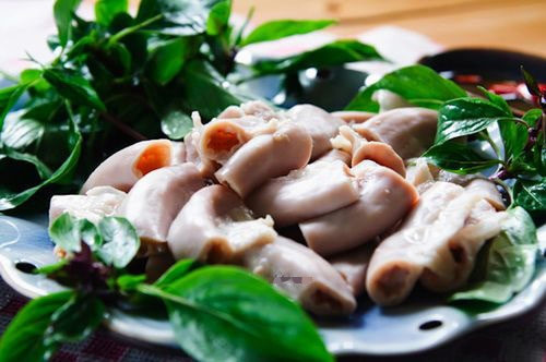 Đĩa lòng lợn luộc với dồi trường và tim gan