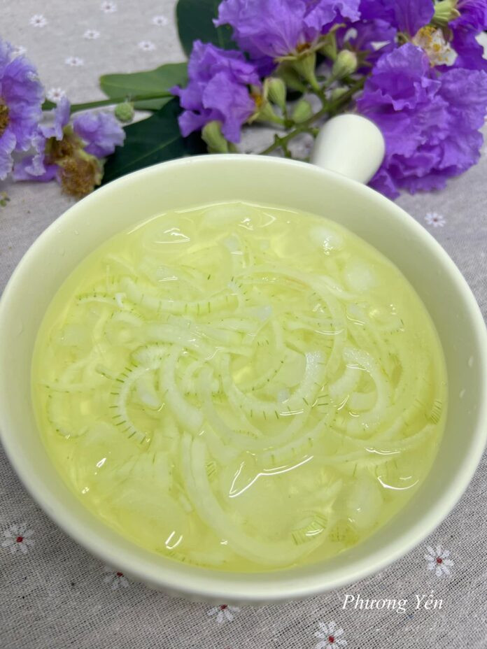 Hành tây cắt mỏng ngâm trong nước giúp giảm hăng, giữ vị ngọt tự nhiên