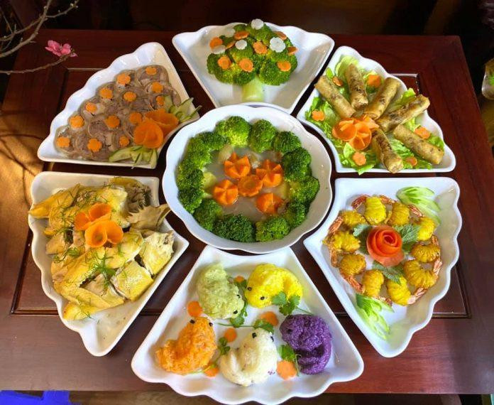 Hình ảnh minh họa mâm cỗ cúng với các món phổ biến như nem rán và canh măng.