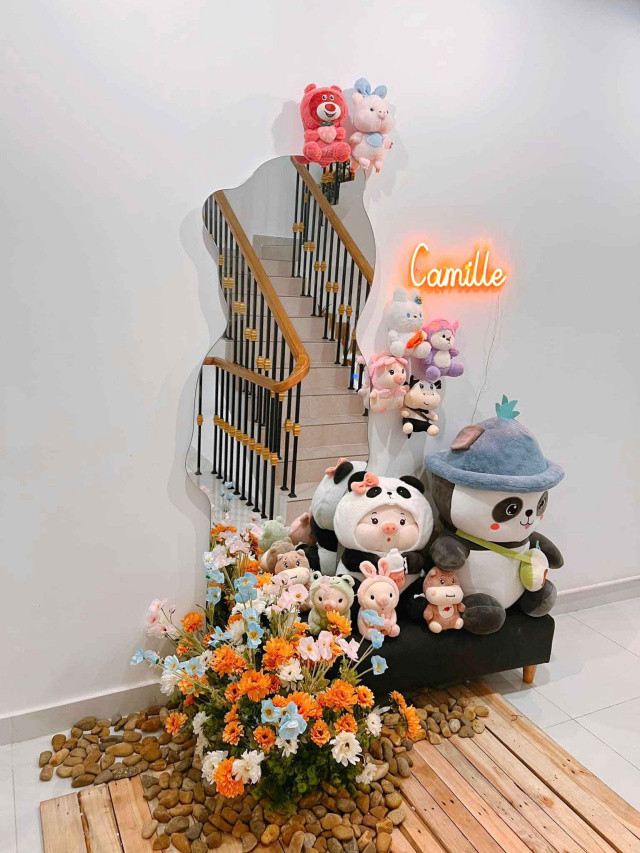 Không gian Camille cổ tích với tone pastel và ánh sáng nhẹ nhàng