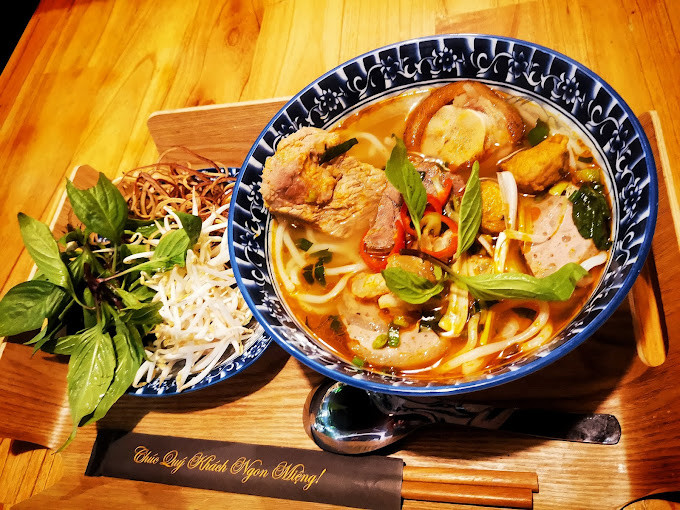 Không gian cổ kính độc đáo của quán Ô Tôn
