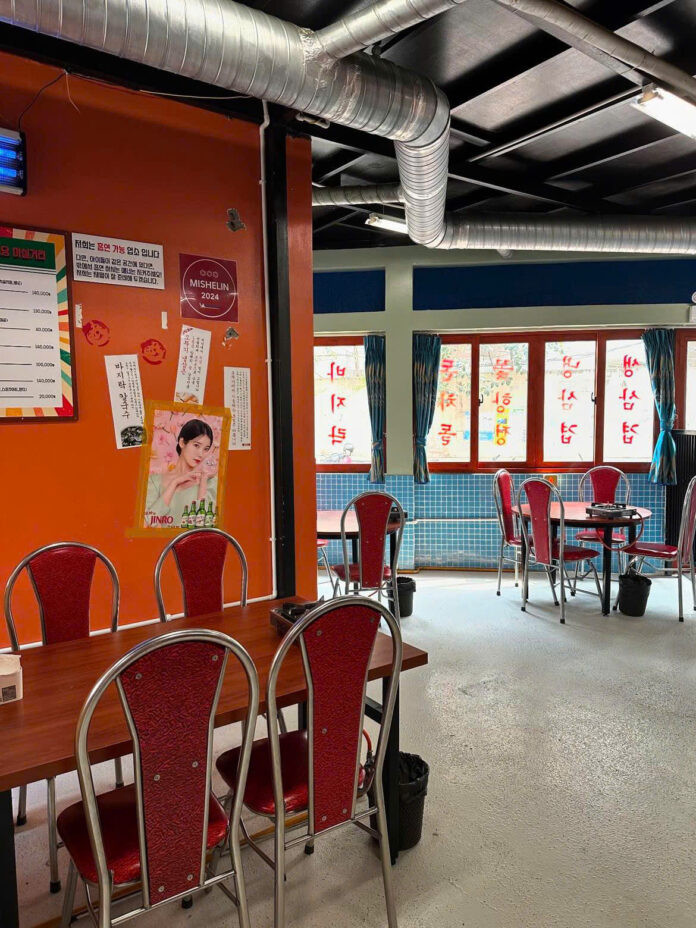 Không gian đậm chất Hàn Quốc tại Ottugi với bàn gỗ, poster thần tượng và những chi tiết gợi nhớ thời kỳ hoài niệm