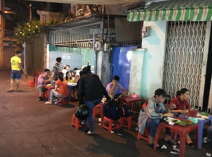 Không gian ngồi ăn của quán