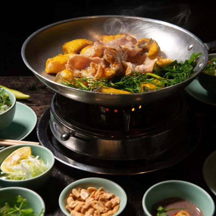 Không gian nhỏ nhưng ấm áp tại quán chả cá Thăng Long – một lựa chọn ưa thích của thực khách trẻ Hà Nội