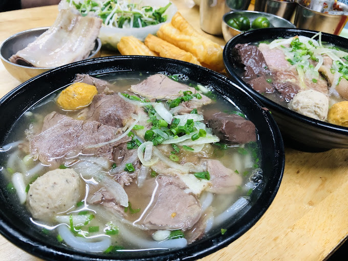 Không gian rộng rãi, sạch sẽ tại quán Quân