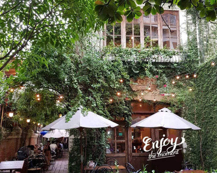 Không gian sân vườn ngập cây xanh tại Xofa Café &amp; Bistro mang lại sự thư giãn tuyệt vời